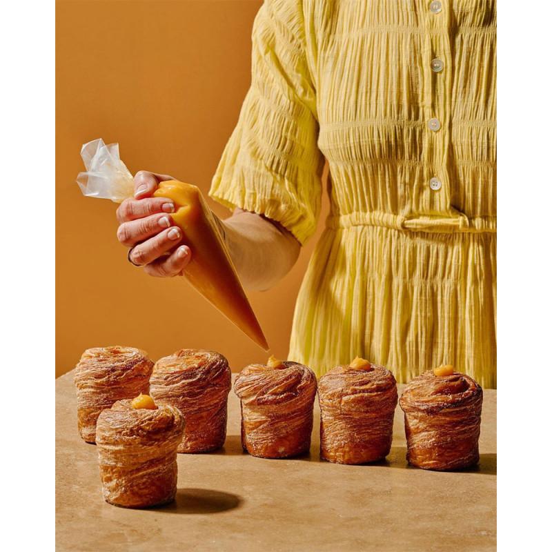 Lune croissanterie libro de Kate Reid. Lune: Eating Croissants All Day, Every Day book