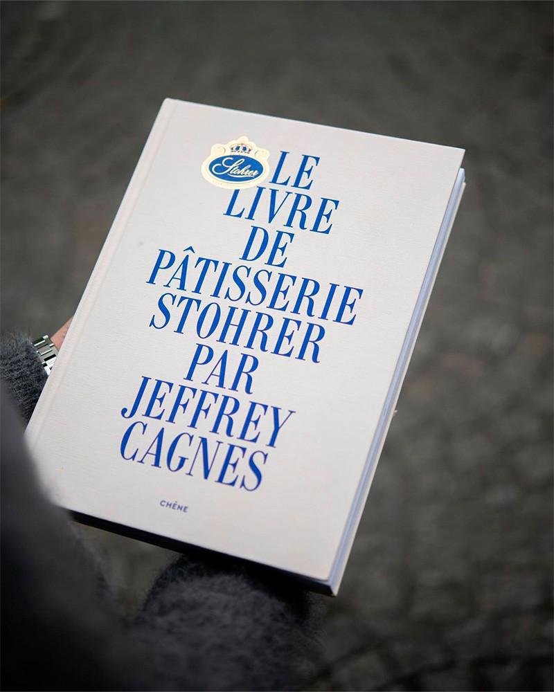 Le livre de pâtisserie Stohrer par Jeffrey Cagnes. Livre de pâtisserie française classique