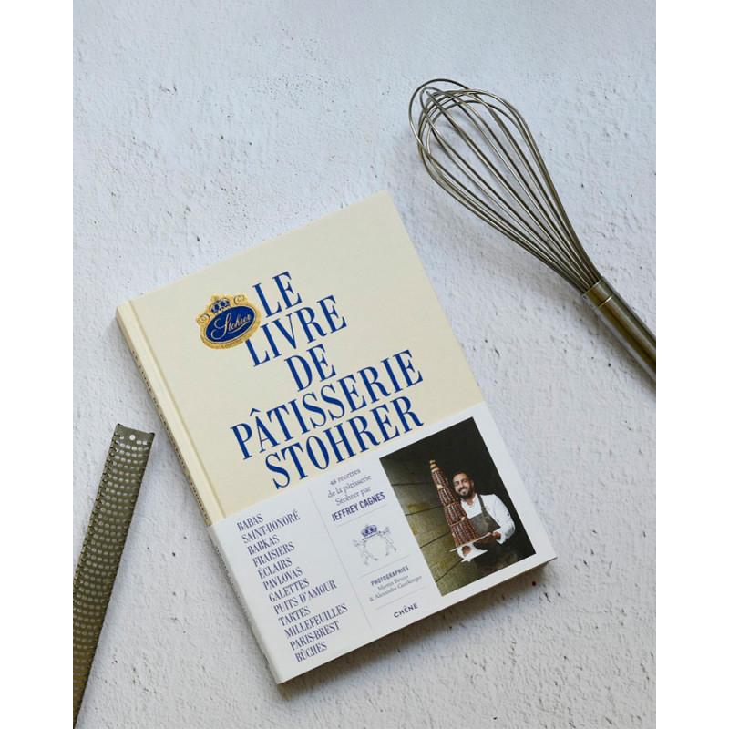 Le livre de pâtisserie Stohrer par Jeffrey Cagnes. Livre de pâtisserie française classique