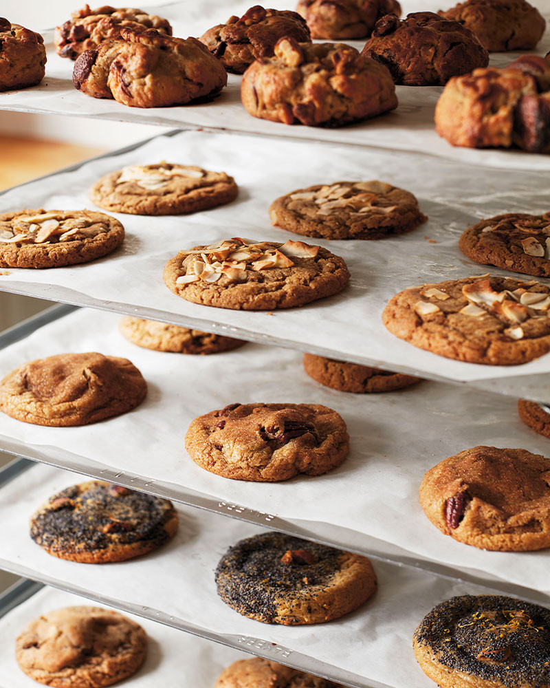 Libro Cookies & Crumbs: Chunky, Chewy, Gooey Cookies for Every Mood de Kaja Hengstenberg